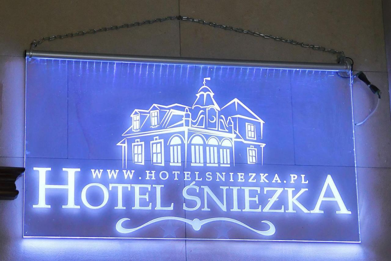 Отель Sniezka Кросно Экстерьер фото