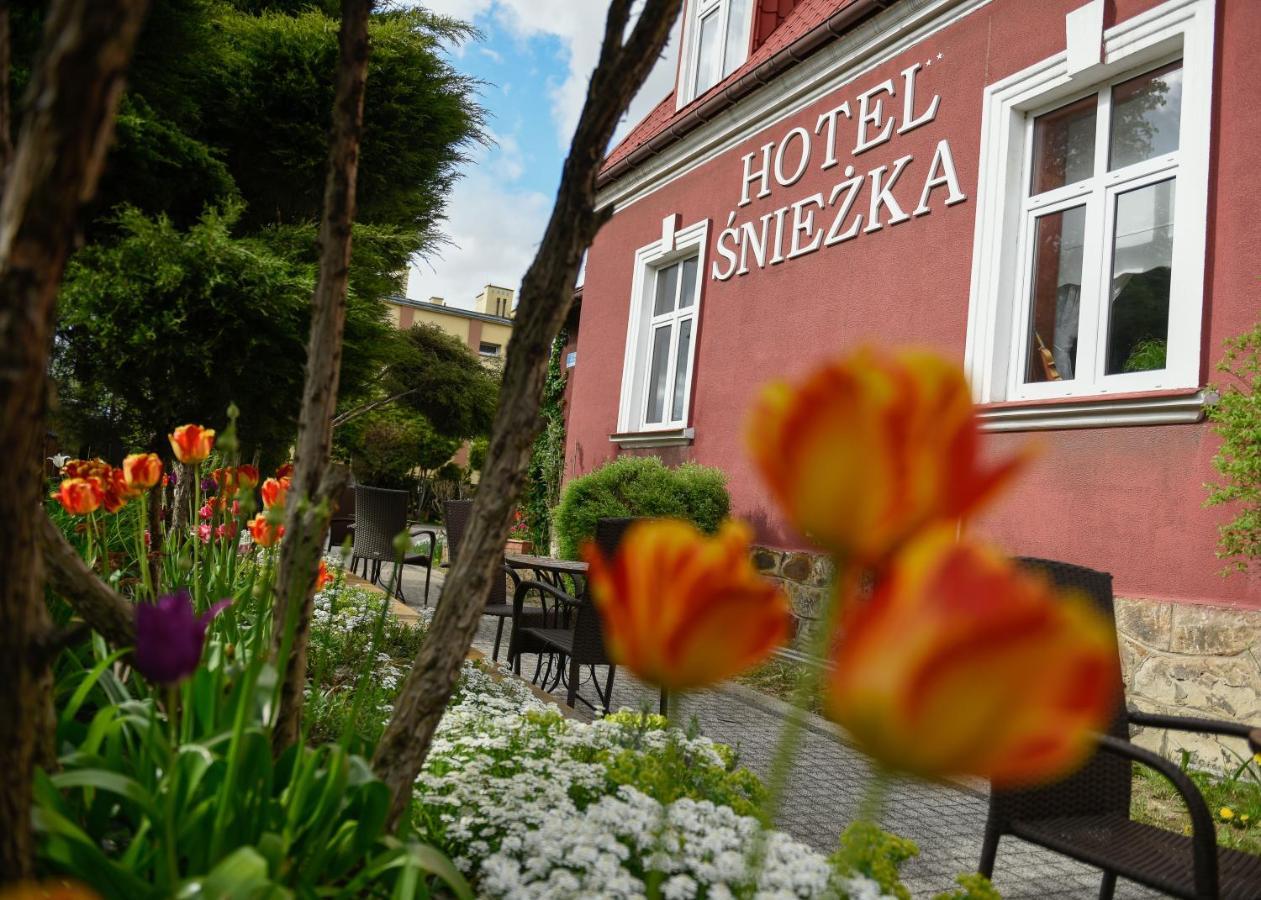 Отель Sniezka Кросно Экстерьер фото