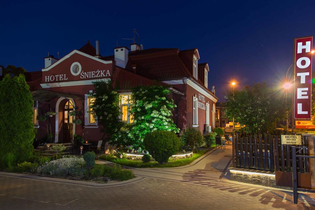 Отель Sniezka Кросно Экстерьер фото