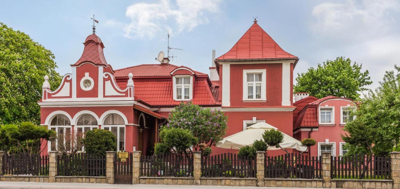 Отель Sniezka Кросно Экстерьер фото